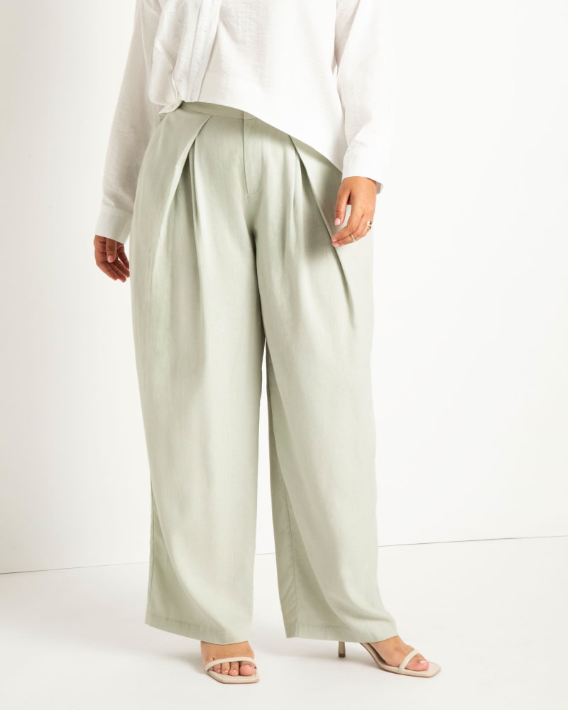 Front of a model wearing a size 28 Asym Hem Shirt With Pleats in Soft White by ELOQUII. | dia_product_style_image_id:295411